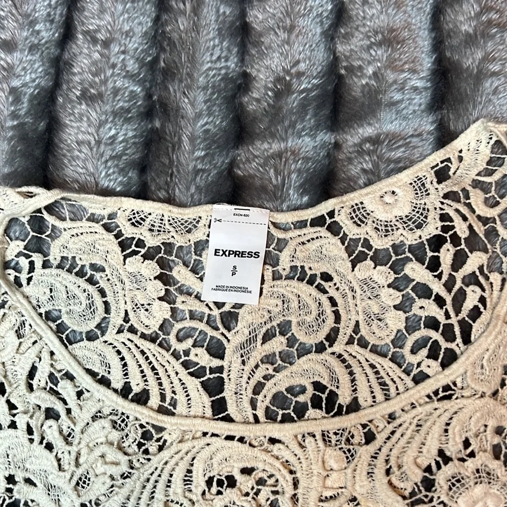 EXPRESS crochet lace crop top - Picture 3 of 3